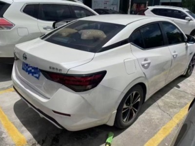 20年日产轩逸小型车