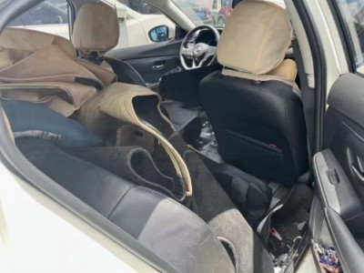 20年日产轩逸小型车
