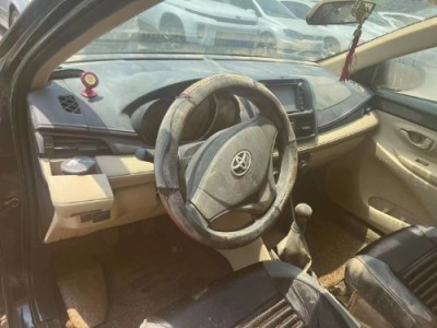 13年丰田威驰小型车