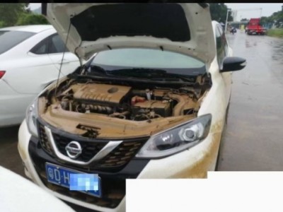 22年日产骐达中型车