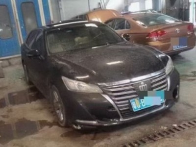16年丰田皇冠小型车
