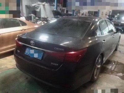 16年丰田皇冠小型车