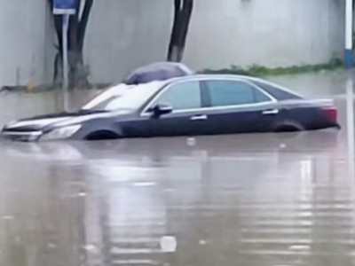 16年丰田皇冠小型车