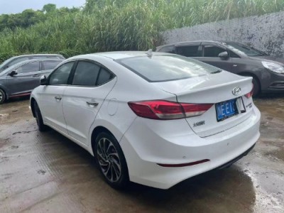 19年现代领动中型车