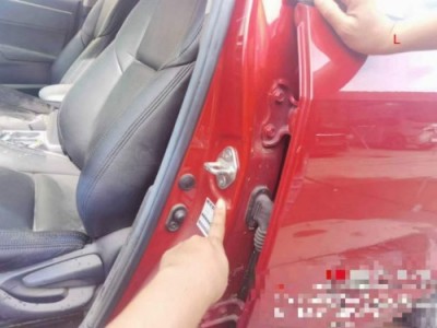 17年丰田雷凌小型车