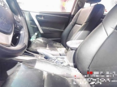 17年丰田雷凌小型车