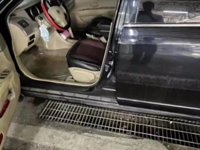 12年日产轩逸小型车