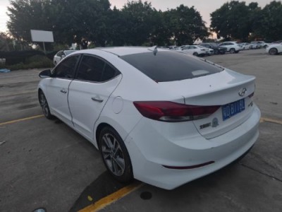 18年现代领动中型车