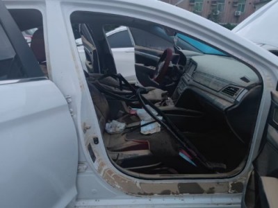 18年现代领动中型车