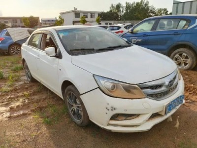 16年比亚迪速锐小型车
