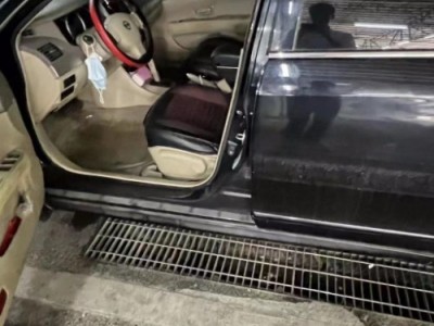 12年日产轩逸小型车