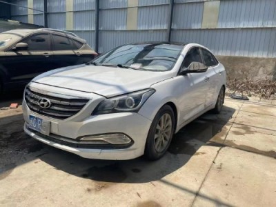 14年现代名图中型车