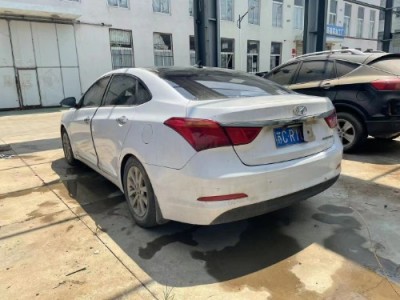 14年现代名图中型车
