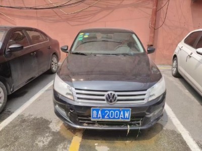 14年大众桑塔纳小型车