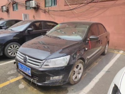 14年大众桑塔纳小型车