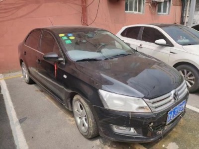 14年大众桑塔纳小型车