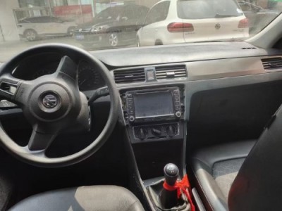 14年大众桑塔纳小型车