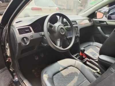 14年大众桑塔纳小型车