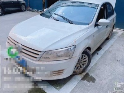 16年大众桑塔纳小型车