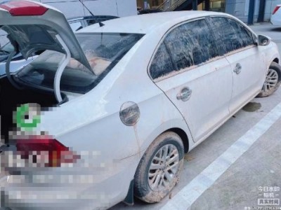 16年大众桑塔纳小型车