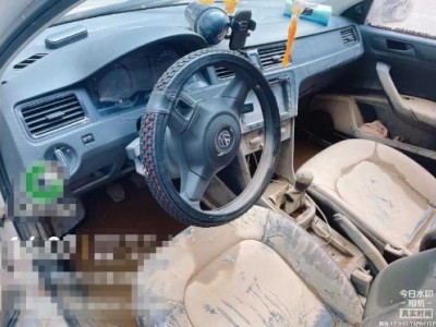 16年大众桑塔纳小型车