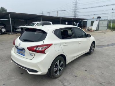 20年日产骐达小型车