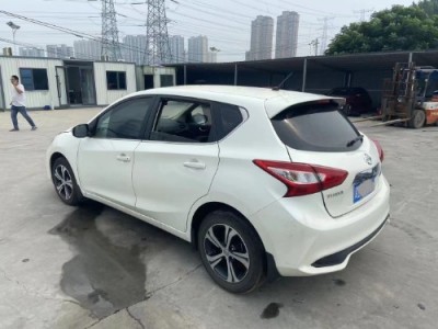 20年日产骐达小型车
