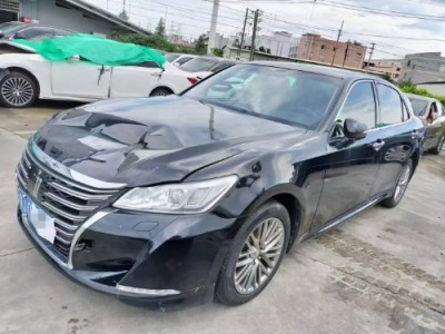 17年丰田皇冠小型车