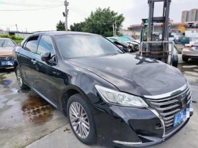 17年丰田皇冠小型车