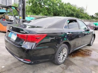 17年丰田皇冠小型车