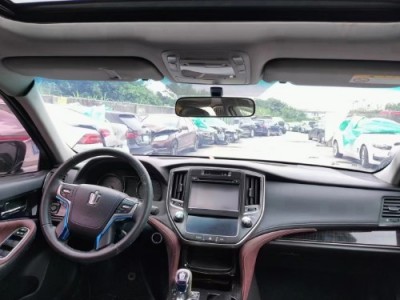 17年丰田皇冠小型车