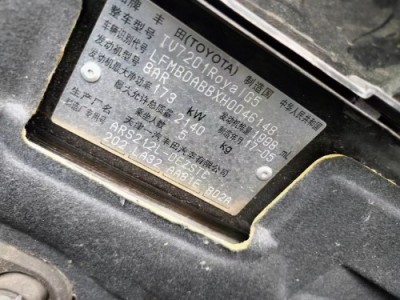 17年丰田皇冠小型车