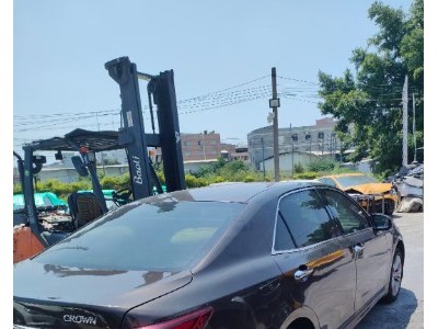 16年丰田皇冠小型车