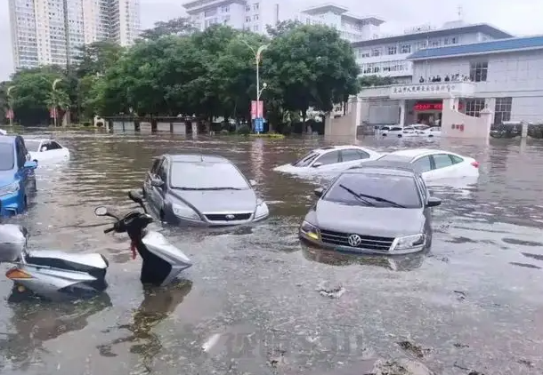 车辆被水淹如何快速自救