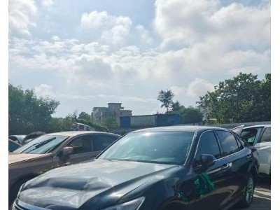 17年丰田皇冠小型车