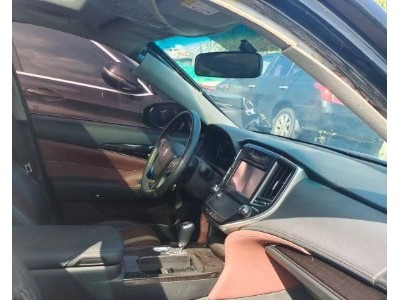 17年丰田皇冠小型车