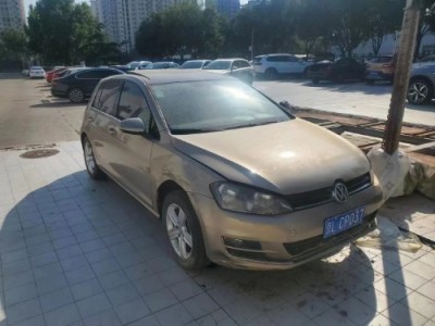 16年大众高尔夫小型车