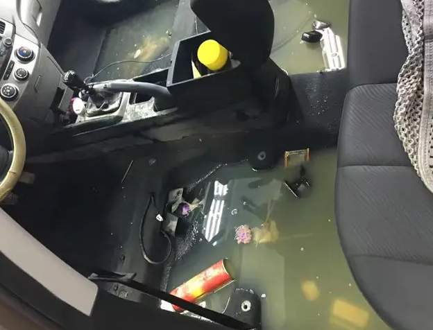 汽车泡水