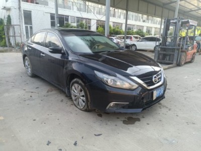 17年日产天籁中型车
