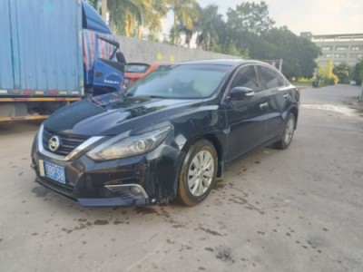 17年日产天籁中型车