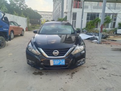 17年日产天籁中型车