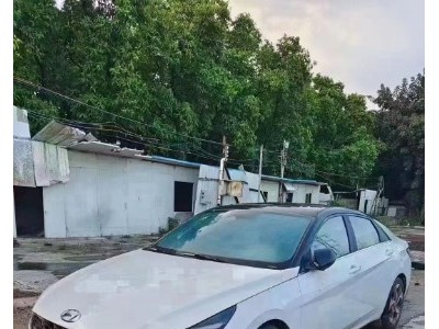 21年现代伊兰特小型车