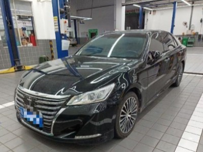15年丰田皇冠中型车