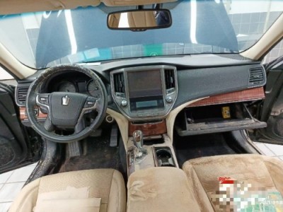 15年丰田皇冠中型车