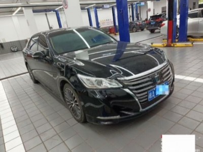 15年丰田皇冠中型车