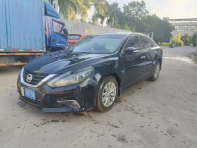 17年日产天籁小型车