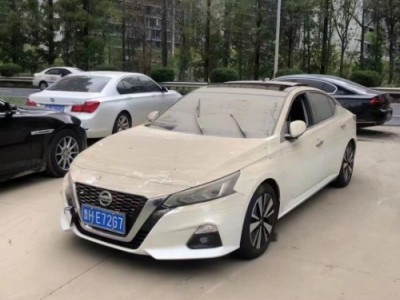 21年日产天籁小型车