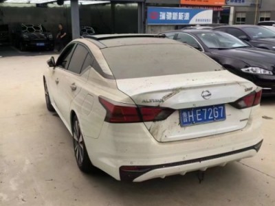 21年日产天籁小型车
