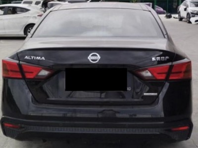 21年日产天籁中型车
