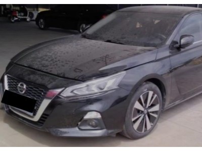 21年日产天籁中型车